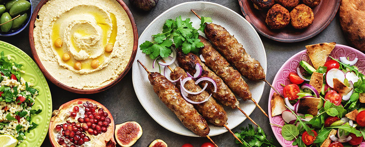 Các loại gà tikkas và salad trái cây khác nhau